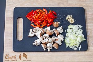Gem&uuml;se f&uuml;r den Tortellini-Auflauf vorbereiten