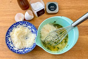Eier mit Parmesan und Kräutern vermengen und würzen.