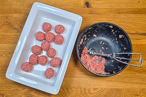 Kugeln aus dem Hackfleisch mit einem Eisportionierer formen.