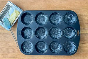 Muffinform einfetten.