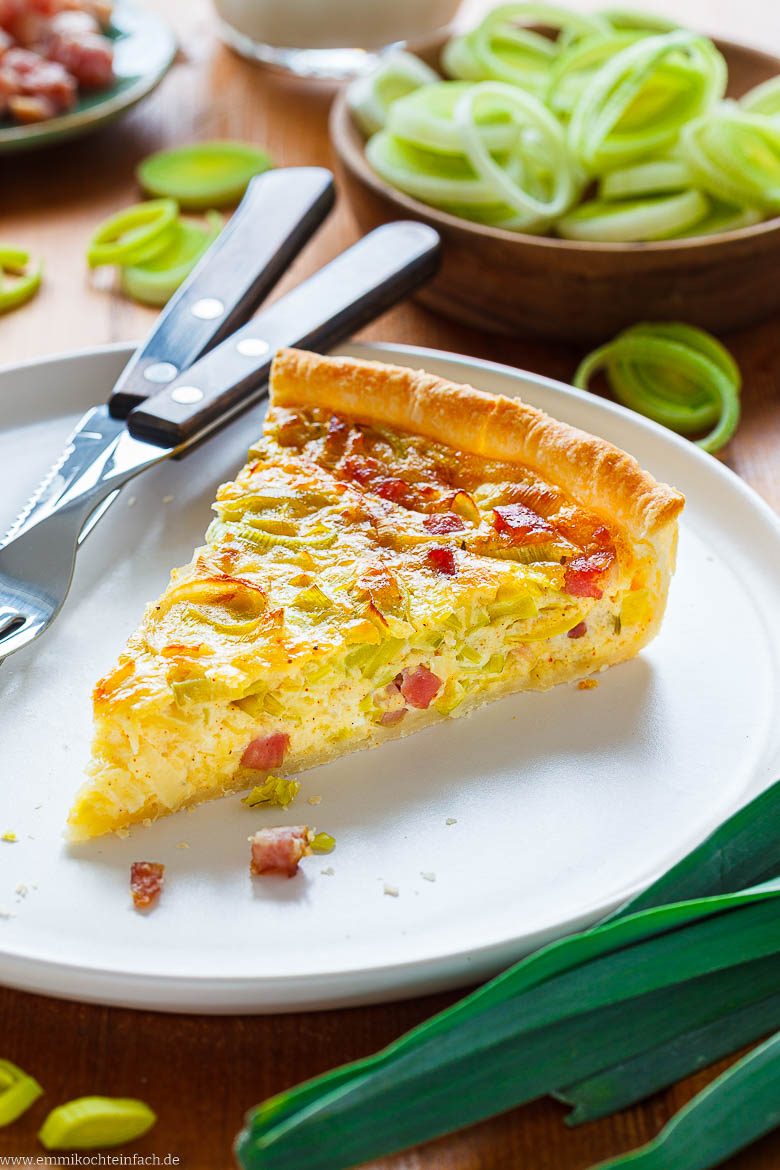 Lauchquiche mit Bl&auml;tterteig, Porree und Schinken auf einem Teller serviert