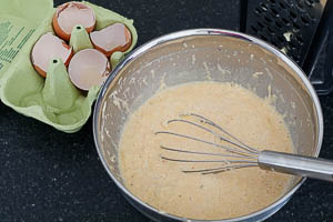 Eier mit K&auml;se und Sahne verr&uuml;hren.