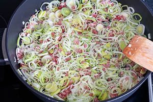 Lauch, Zwiebeln und Schinken and&uuml;nsten