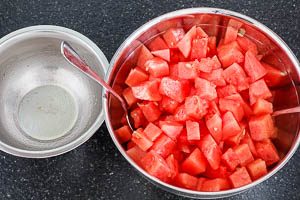 Das Dressing unter die Melonenwürfel geben.
