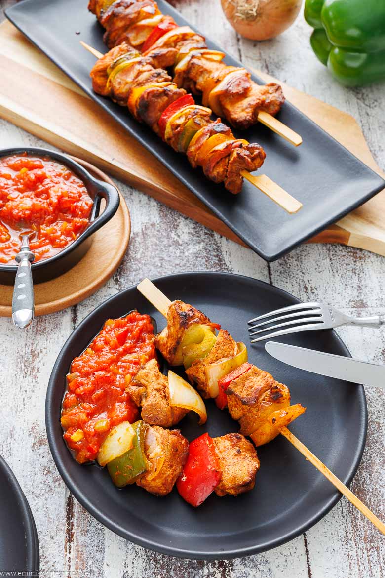 Schaschlikspie&szlig;e mit So&szlig;e serviert