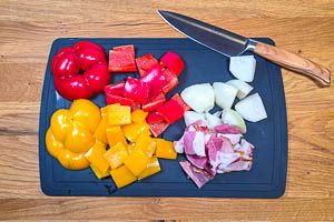 Gem&uuml;se w&uuml;rfeln und Bacon schneiden