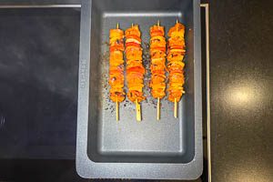 Fleischspie&szlig;e in einem Br&auml;ter braten