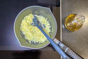 Zwiebeln im Topf anrösten.
