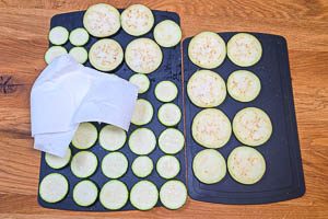 Zucchini und Aubergine mit K&uuml;chenpapier abtupfen.