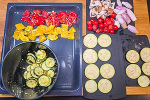 Das Gem&uuml;se mit der So&szlig;e verr&uuml;hren und darauf achten, dass Zucchini und Champignons zuletzt drankommen. danach kommt alles auf das Backblech.