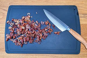 Datteln in schmale Scheiben schneiden