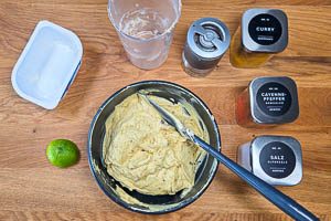 Dattelmasse, Frischkäse, Limette und Gewürze vermengen