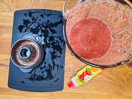 Tomaten, Tomatenmark und Petersilienblätter im Mixer pürieren.