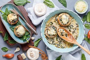 Fertig sind die gefüllten Champignons.