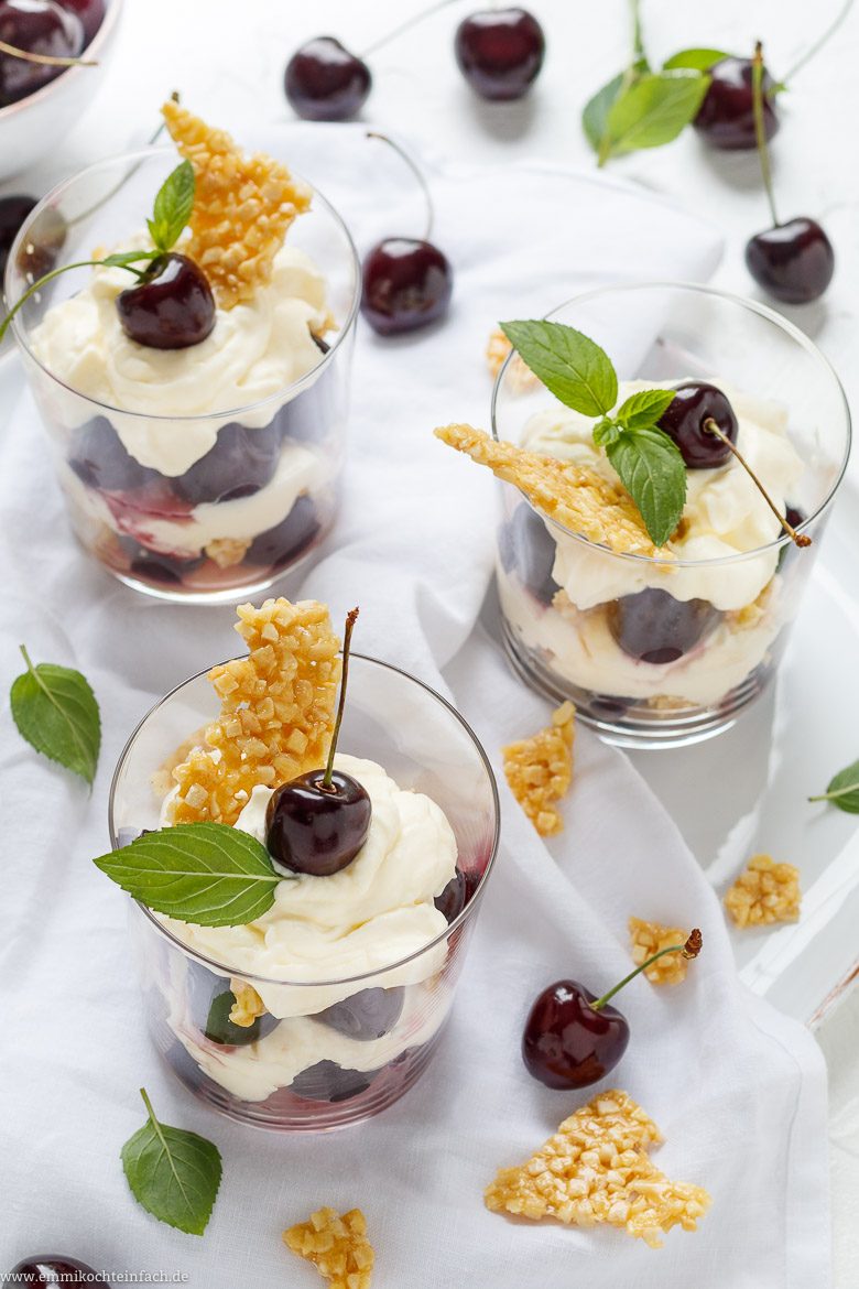 Sommerliches Dessert mit s&uuml;&szlig;en Kirschen