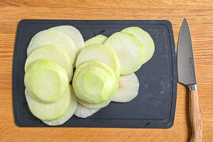 Kohlrabi sch&auml;len und in Scheiben schneiden