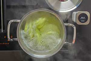 Kohlrabischeiben im Kochtopf k&ouml;cheln lassen