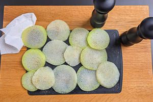 Gekochte Kohlrabischeiben auf einem K&uuml;chenpapier abtropfen lassen und w&uuml;rzen.