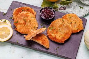 Gem&uuml;seschnitzel aus Kohlrabi mit Zitronenscheiben servieren