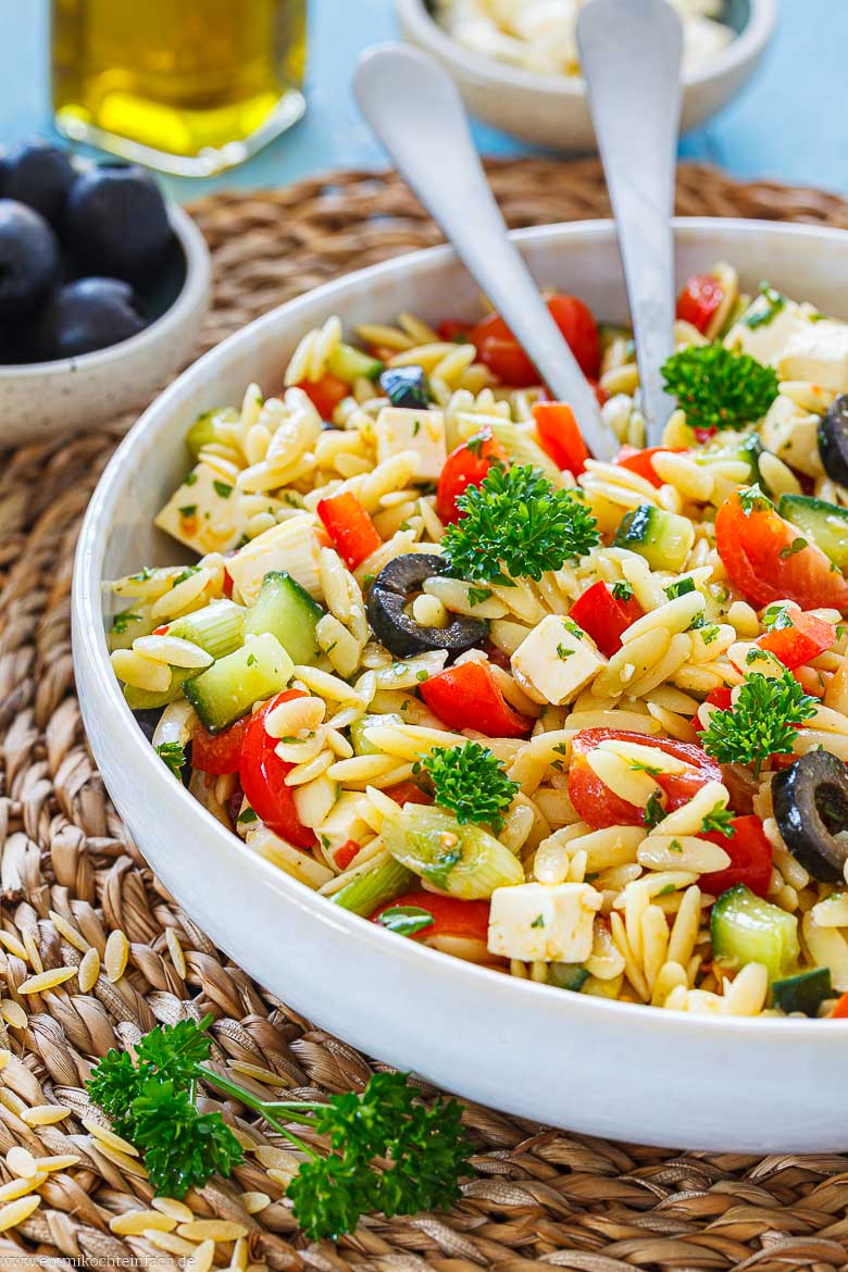 Frische Beilage aus Nudeln, Gemüse und leckerem Dressing