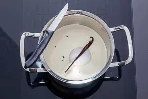 Die Sahne, den Zucker, das Mark der Vanilleschote und die Schote in einen Topf geben.