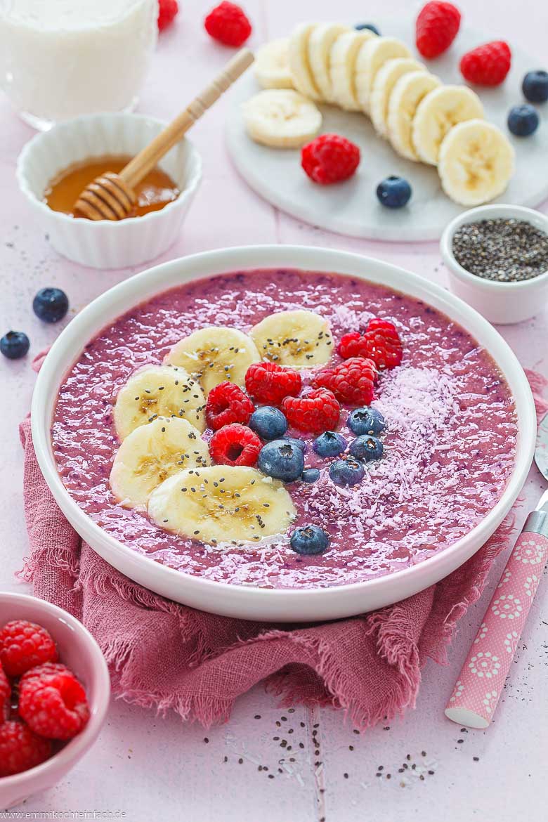 Fr&uuml;hst&uuml;cksbowl mit Beerene-Topping