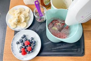 Alle Zutaten f&uuml;r die Smoothie Bowl p&uuml;rieren.