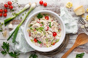Tortellini-Salat in einer Serviersch&uuml;ssel