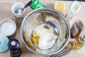 Schmand, Mayonnaise, Wei&szlig;weinessig, Senf, Honig, Zitronensaft, Salz und Pfeffer verr&uuml;hren