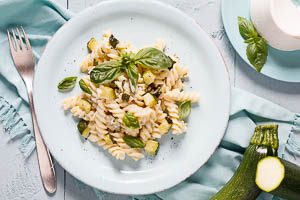 Zucchini-Pasta frisch gekocht auf einem Teller servieren