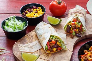 Rolle die Weizentortillas ein und verschlie&szlig;e sie mit etwas K&uuml;chengarn. Fertig sind deine selbstgemachten Burritos!