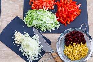 Schneide das frische Gem&uuml;se in Streifen und W&uuml;rfel und lasse das Gem&uuml;se aus den Dosen abtropfen.