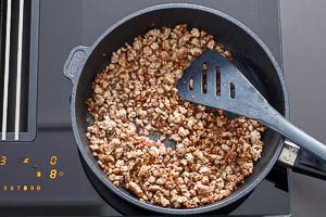 Brate das Hackfleisch in einer Pfanne mit Oliven&ouml;l an.