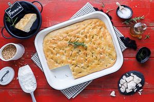 Focaccia im Ofen backen und warm oder kalt servieren