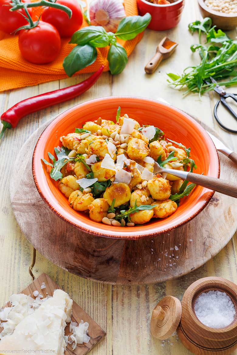 Bunter Sommersalat mit knusprigen Gnocchi, Tomaten, Pinienkernen und Rucola
