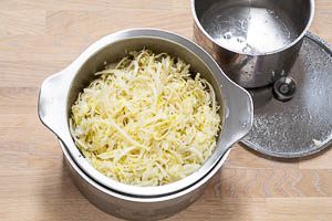 Sud vom Krautsalat entfernen