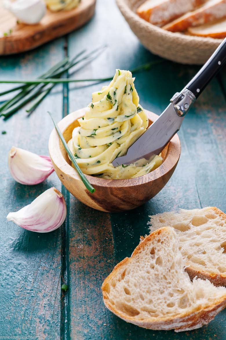 Butter mit Knoblauch und Schnittlauch im Schälchen serviert