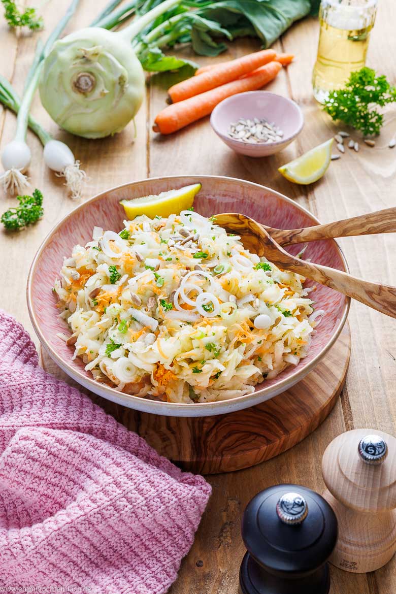 Knackiger Salat mit Kohlrabi, Möhren und Sonnenblumenkernen