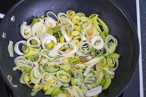 Lauch in der Pfanne braten.