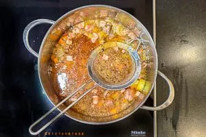 Eiweiß abschöpfen.