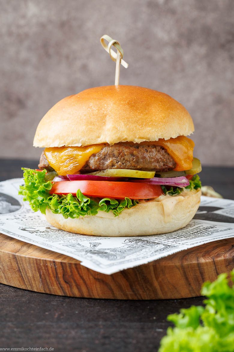 Burger selber machen mit Hackfleisch, leckerer Sauce und frischem Gemüse.