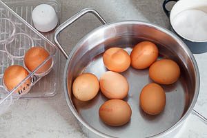 Eier f&uuml;r den Eiersalat hart kochen