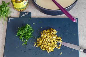Cornichons-Gurken w&uuml;rfeln und Dill schneiden