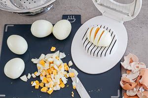 Gesch&auml;lte Eier in St&uuml;cke schneiden