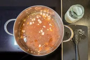 Fleisch und Rinderfond zugeben.