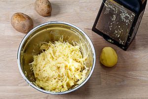Kartoffeln waschen, sch&auml;len und reiben