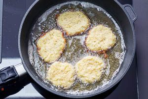 Kartoffelpuffer-Masse in die hei&szlig;e Pfanne portionieren