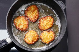 Kartoffelpuffer beidseitig goldbraun braten