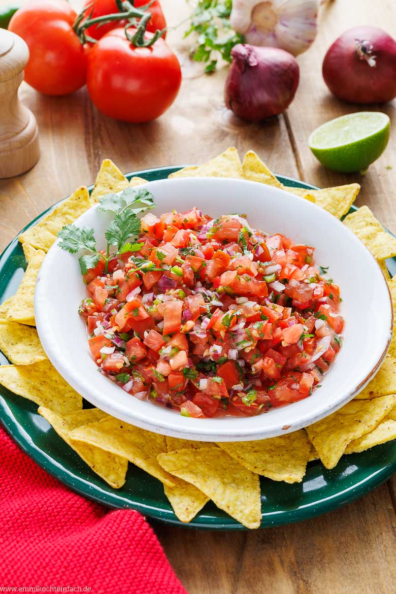 Salsa Fresca aus Tomaten, Zwiebeln, Jalape&ntilde;os und Koriander