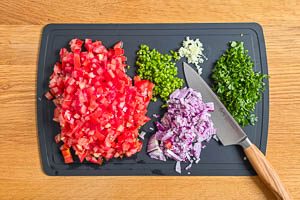 Tomaten, Jalapenos, Knoblauch, Zwiebel und Koriander vorbereiten und klein w&uuml;rfeln.